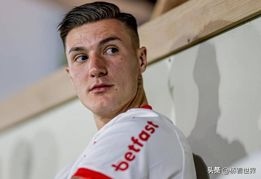 曼联核心球员被曝转会传闻，引球迷热议，女人世界经济游戏上海.