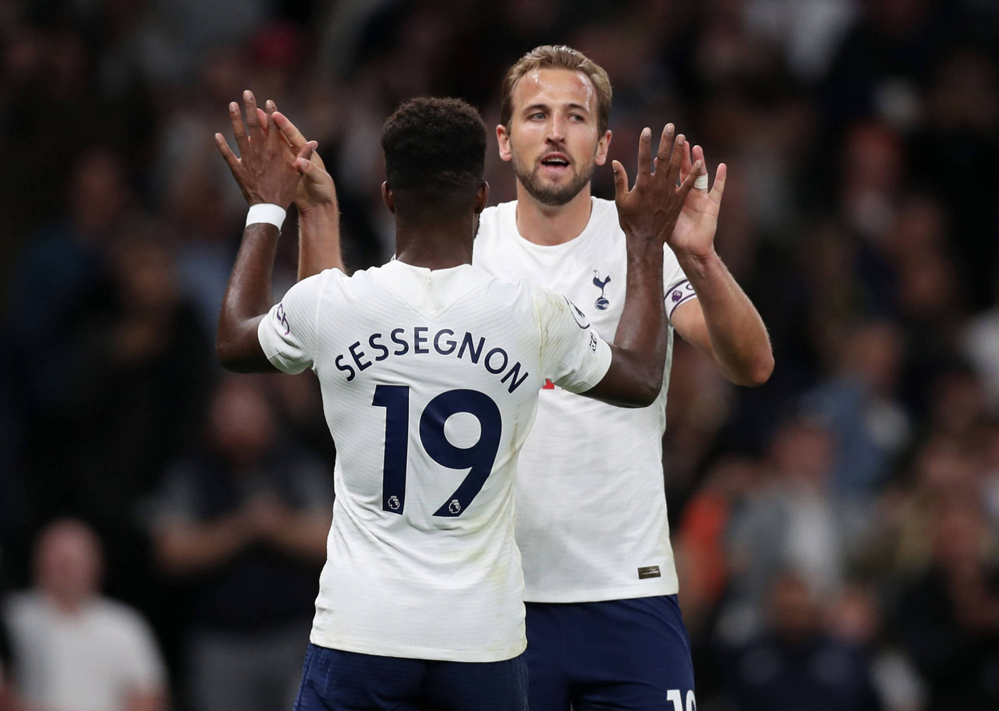 皇冠体育-公牛观众热烈欢呼！，凯恩迎来二十赛季出色发挥热度持续攀升-皇冠体育